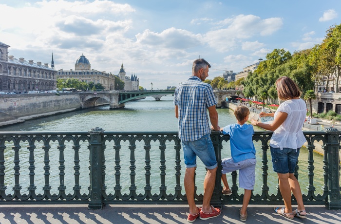 Familie ved floden Seinen midt i Paris