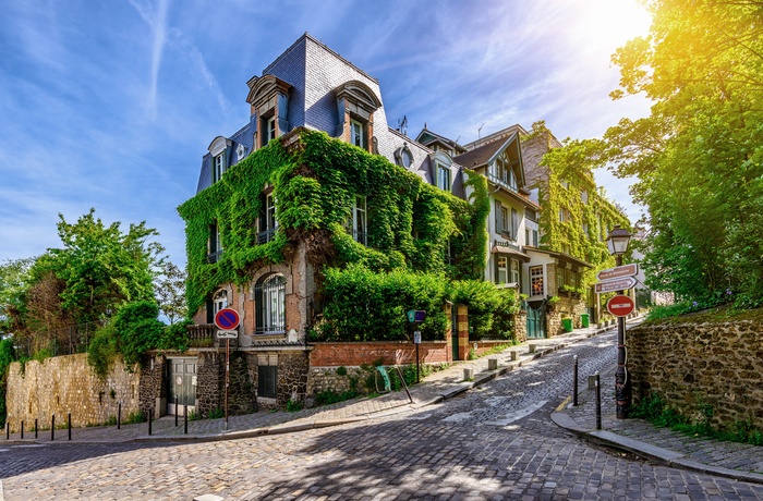 Hyggelig gade i Montmartre i Paris