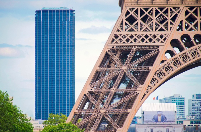 Eiffeltårnet og Montparnasse tårnet i baggrunden, Paris i Frankrig