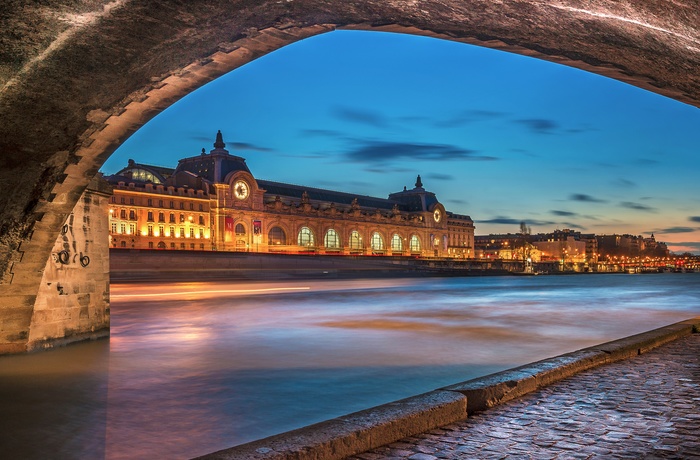 Musee d'Orsay ved Seinens bred i Paris