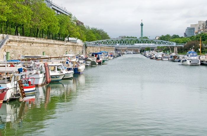 Både langs Saint-Martin kanalen i Paris
