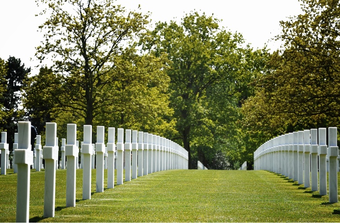 Lige linjer med gravsten på den amerikanske kirkegård i Normandiet 