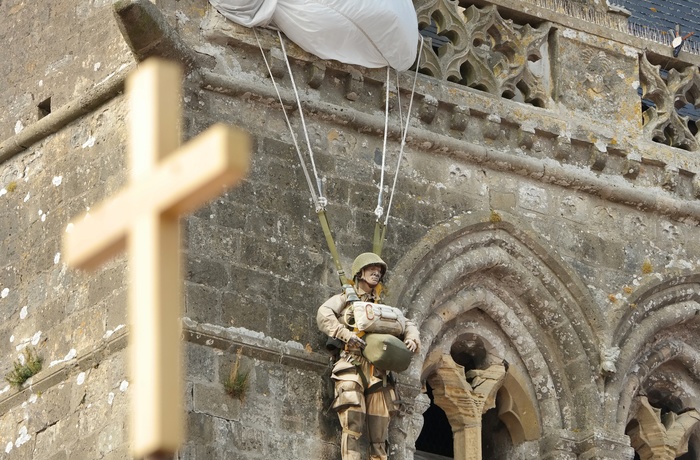 Faldskærmssoldaten i Sainte Mere Eglise i Normandiet