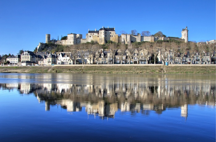 Byen Chinon ligger ved Vienne-floden i Loiredalen