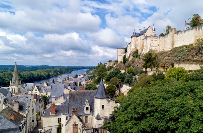 Slottet tårner over byen Chinon i Loiredalen, Frankrig