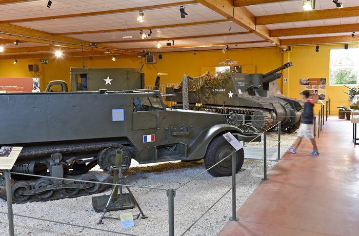 Franske krigs- køretøjer og materiel på museet i Bayeux