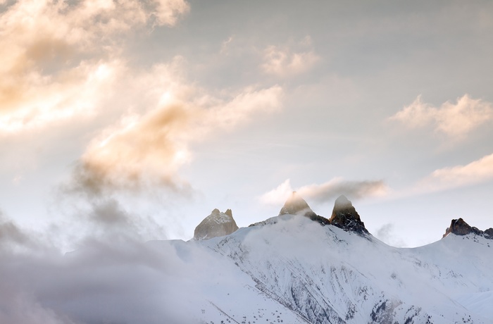 Snedækkede bjerge i de franske Alper