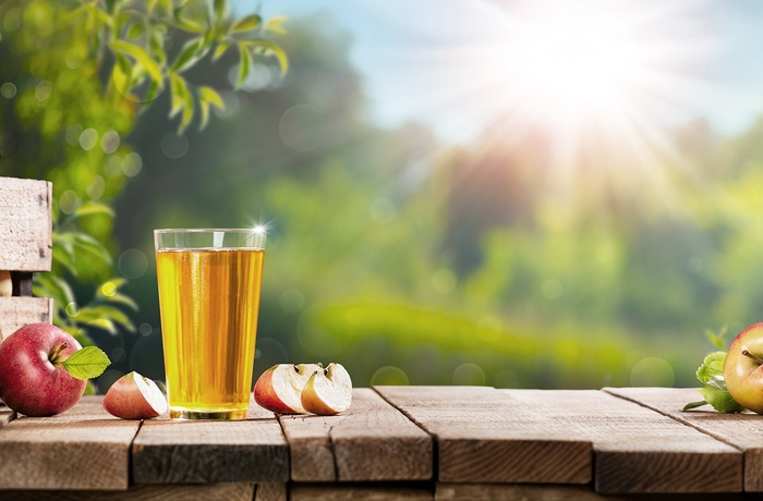 Æbler i kasse og et glas æblejuice