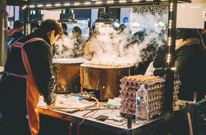 Gadekøkken i Myeongdong - shoppingområde i Seoul, Sydkorea - Foto: Bundo Kim, Unsplash