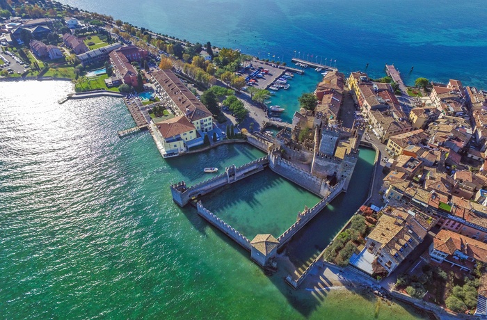 Luftfoto af Sirmione ved Gardasøen, Italien