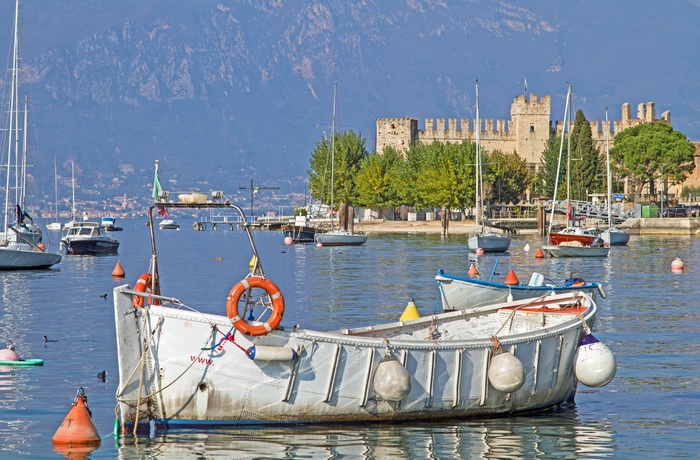 Fiskerbåd og borgen i baggrunden ved Torri del Benaco, Gardasøen