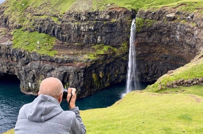 Færøerne, Gásadalur og Múlafossur, populære fotostop