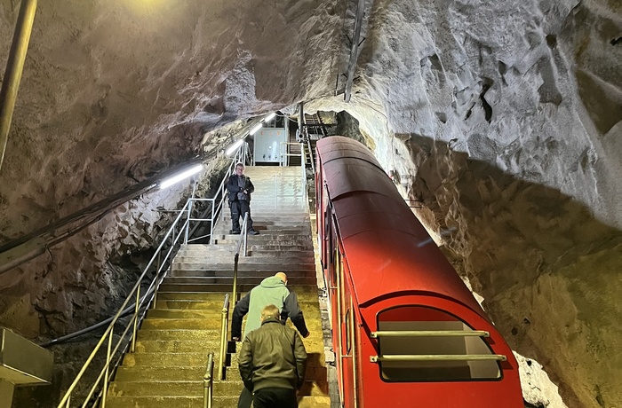 Gaustabanen skifte til funicular midt inde i bjerget