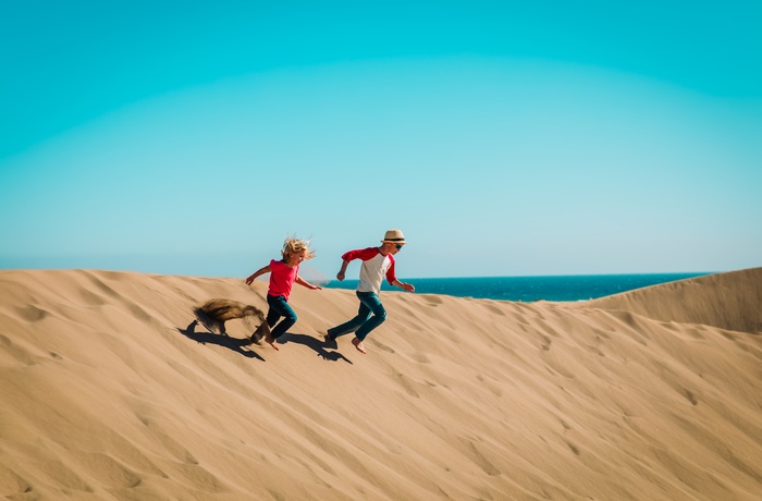 Børn i sandklitterne ved Maspalomas på Gran Canaria