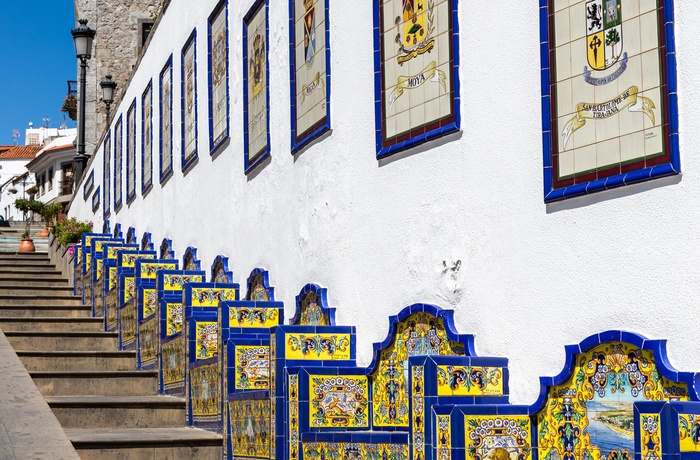 Stejl gade med de kendte mosaikker i Firgas på Gran Canaria, Spanien