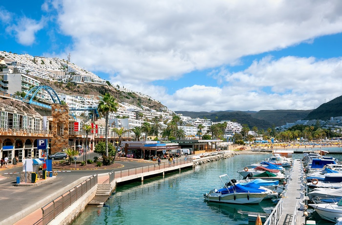 Lille havn i feriebyen Puerto Rico på Gran Canaria, Spanien