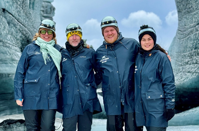 4 glade rejsespecialister ved isbuen set fra Katla isgrotte - Island