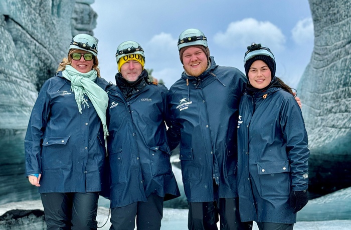 4 glade rejsespecialister på Katla Ice Cave Tour - Island