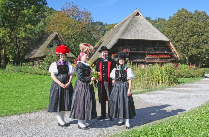 Personer i Gutacher dragter © Schwarzwälder Freilichtmuseum Vogtsbauernhof