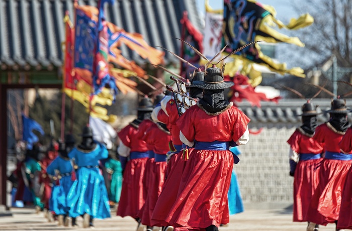 Farverigt optog i Gyeongbokgung paladset i Seoul - Sydkorea