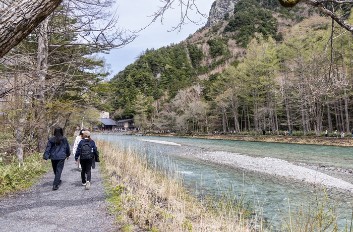 På vandretur langs Azusa-floden mod hængebroen Kappa-bashi Bridge i Chubu Sangaku National Park - Japan