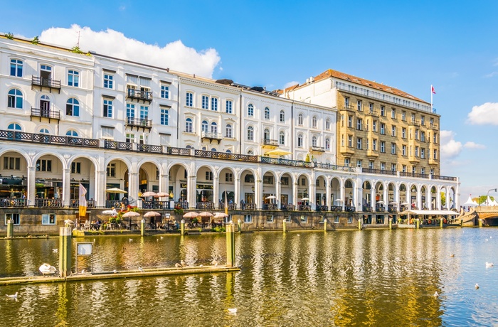 Alsterarkaden med eksklusiv shopping i Hamburg, Tyskland