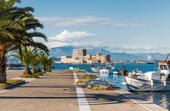 Havnepromenaden i Nafplio og den venetainske Bourtzi fæstning, Peloponnes - Grækenland