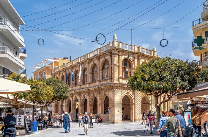 Livlig gade i Heraklion - hovedstaden på Kreta