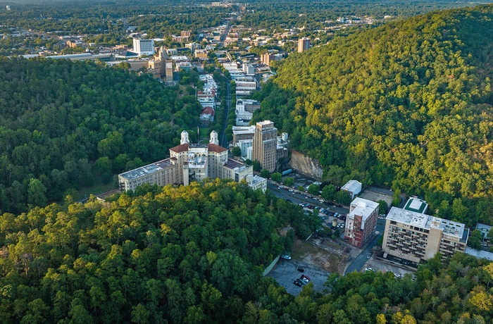 Udsigt til byen Hot Springs ligger i Hot Springs National Park i Arkansas - USA