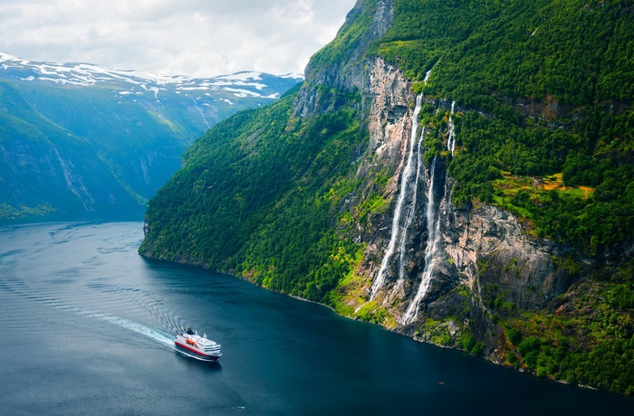 Hurtigruten ved vandfaldet De Syv Søstre i Geiranger