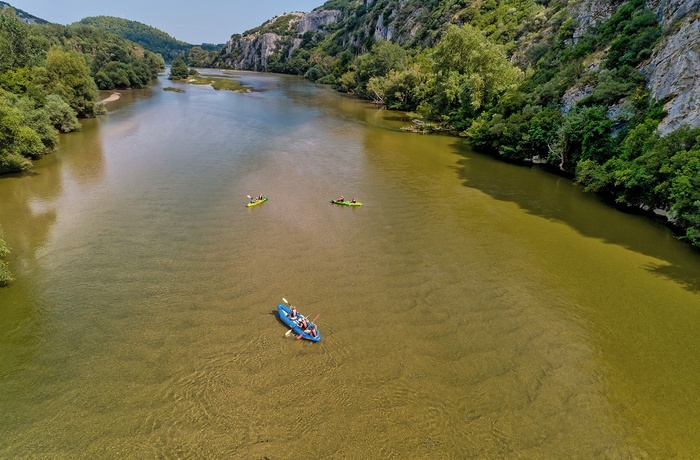 I kajak på Nestos-floden nær Paranesti - Grækenland