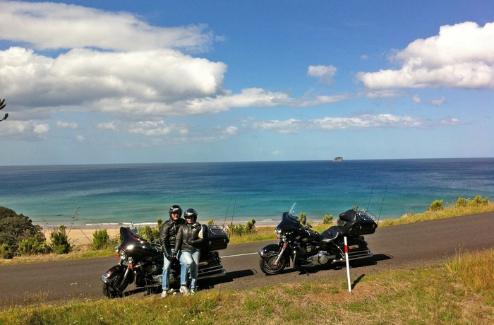 Pause med Harley Davidson motorcykel langs New Zealands kyst