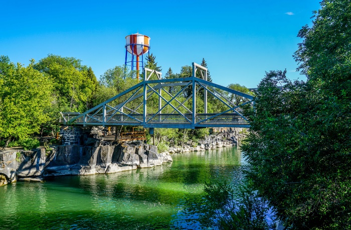 Stålbro over Snake River i byen Idaho Falls