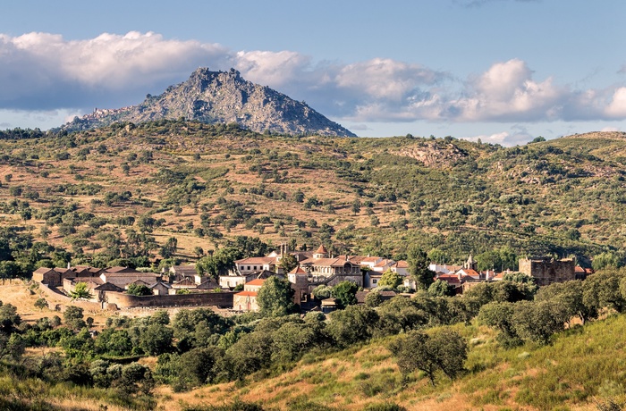 Idanha-a-Velha, Portugal - den historiske by Idanha-a-Velha på en solrig eftermiddag med byen Monsanto på toppen af bakken i baggrunden