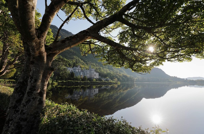 Ireland, Connemara, Kylemore Abbey - vue over søen