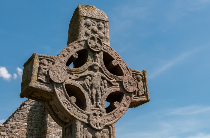 Irland - et af de mange keltiske stenkors på kirkegården ved Clonmacnoise 