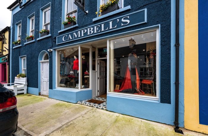 Irland, County Donegal, Adara - facaden af Campbells of Ardara Knitwear,