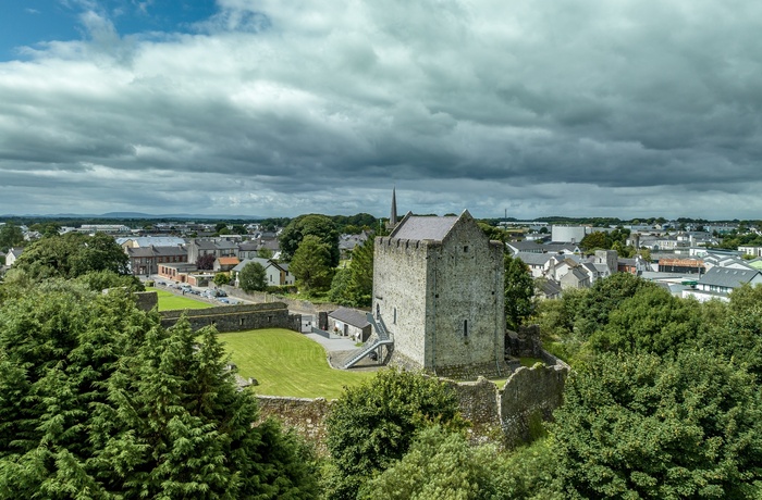 Irland, County Galway - Athenry Castle med byen som baggrund