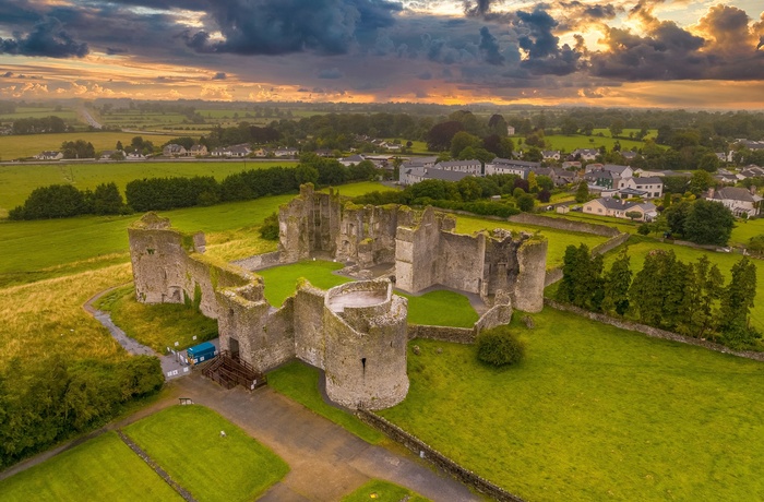 Irland, County Roscommon - Roscommon Castle i smukt aftenlys