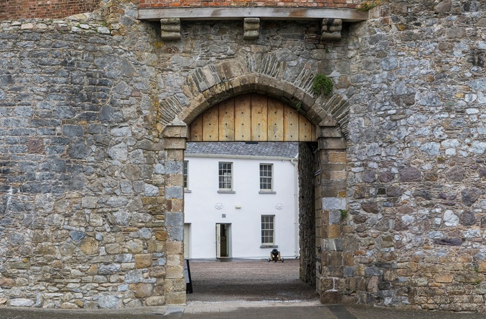 Irland, County Waterford - den imponerende port til Dungarvan Castle