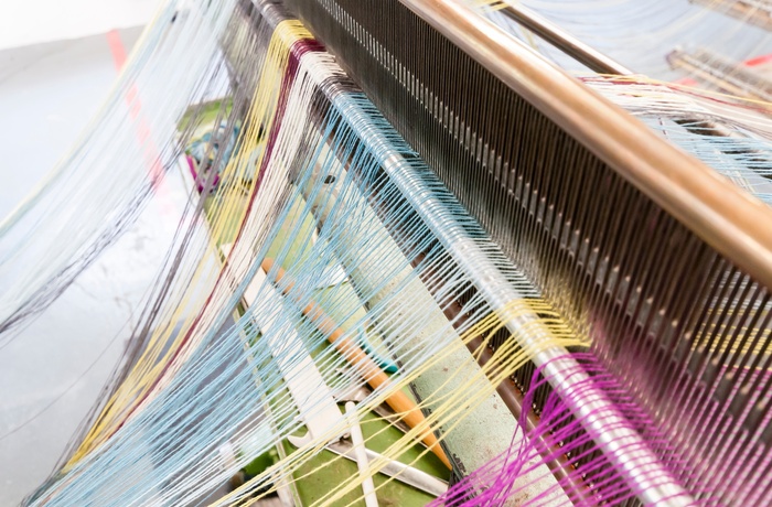 Irland, County Wicklow - uldstrenge på vævemaskine i Avoca Mill