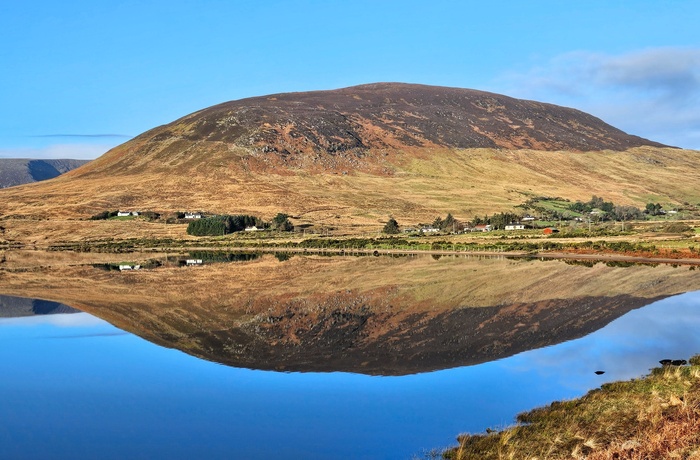 Irland, Furnace, County Mayo - bjerget Nephin spejler sig i Lough Feeagh i Wild Nephin National Park