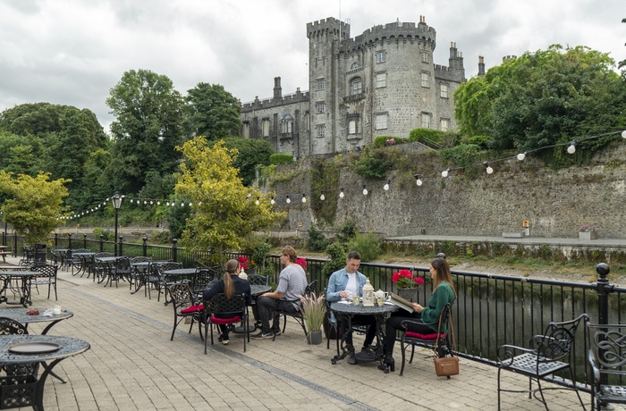 Irland, Kilkenny - smuk udsigt til Kilkenney Caste fra terrassen på Kilkenny Rivercourt Hotel (Foto - Courtesy Failte Ireland)