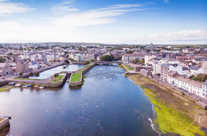 Luftfoto af kystbyen Galway i Vestirland