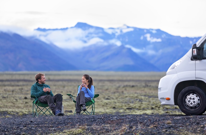 Par holder pause med autocamper - Island