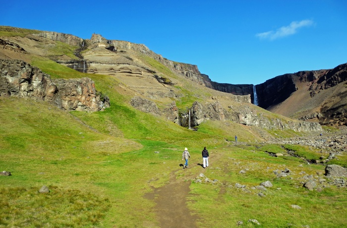 Vandree på vej mod vandfaldet Hengifoss i det østlige Island