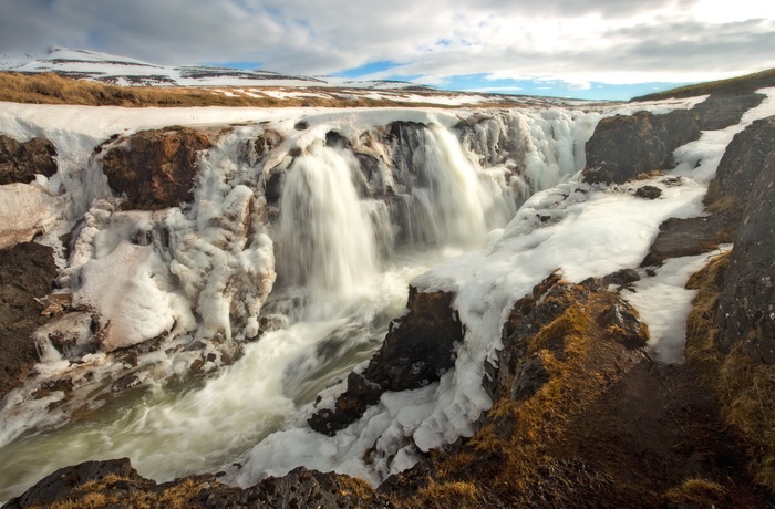 Kolugljúfur kløften og Kolufossar vandfaldet i vinterhalvåret, Island