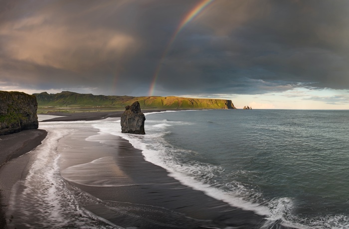 Udsigt til Reynisfjara stranden og klipperne Reynisdrangar, Island