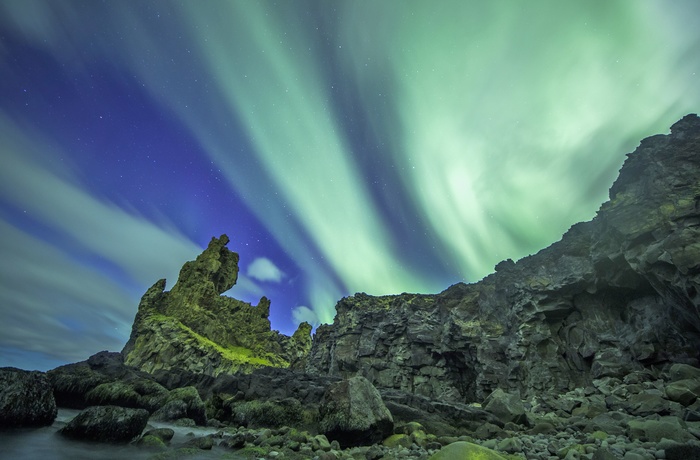 Nordlys over basaltklippen Lóndrangar på Snæfellsnes halvøens kyst, Island