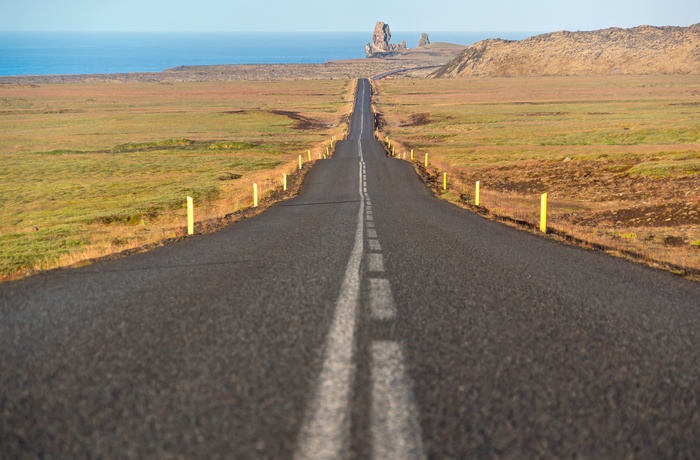 Vejen mod basaltklippen Lóndrangar på Snæfellsnes halvøens kyst, Island